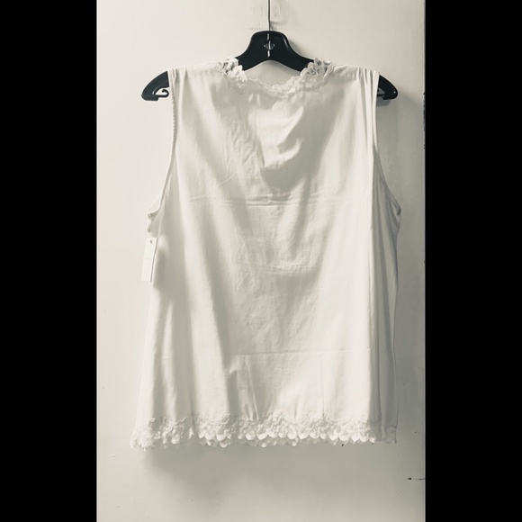 🌟 Plus Lace Trim V-Neck Tank Top - Picture 3 of 3